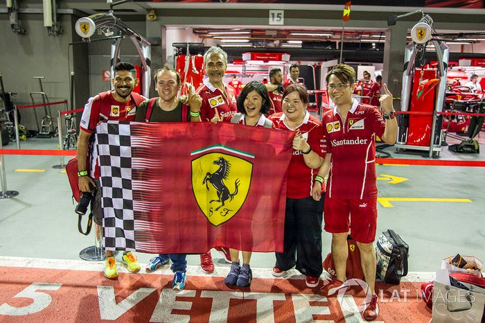 Bandera y los fans de Ferrari