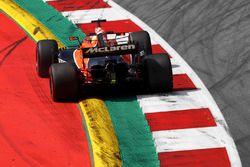 Fernando Alonso, McLaren MCL32, se sale al bordillo
