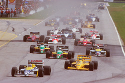 Nelson Piquet, Williams FW11B Honda, lidera a Ayrton Senna, Team Lotus Honda 99T, Teo Fabi, Benetton B187 Ford, Thierry Boutsen, Benetton B187 Ford y Nigel Mansell, Williams FW11B Honda, al inicio