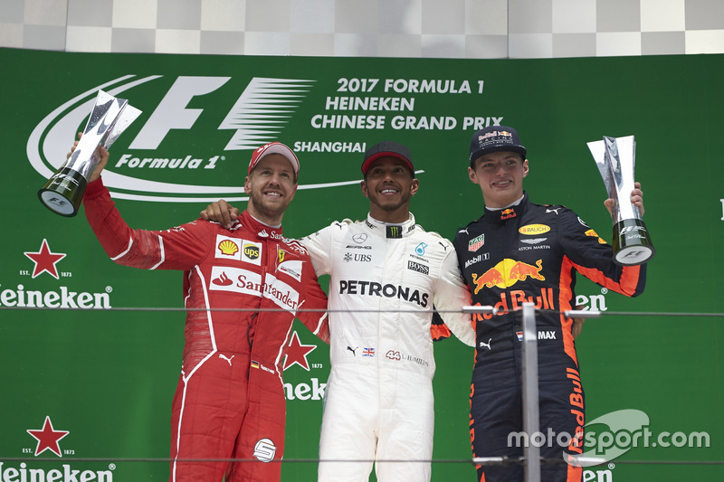 Podium: 2. Sebastian Vettel, Ferrari; Aldo Costa, Chefingenieur, Mercedes AMG; 1. Lewis Hamilton, Me