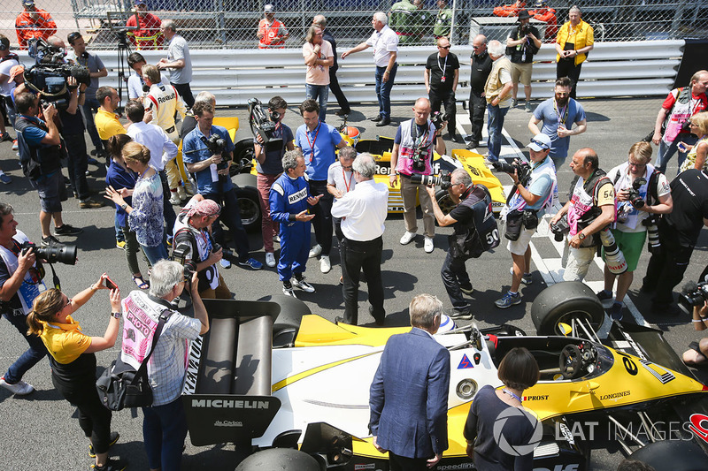 Ален Прост, Renault Sport F1 Team RE40, и Жан-Пьер Жабуй, Renault Sport F1 Team RS01