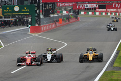 Kimi Raikkonen, Ferrari SF16-H lotta per la posizione con Sergio Perez, Sahara Force India F1 VJM09