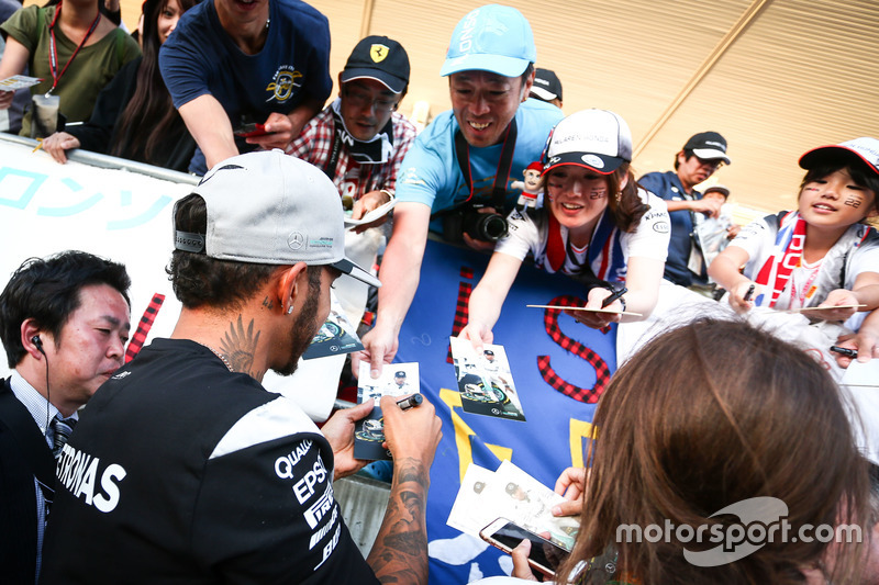 Lewis Hamilton, Mercedes AMG F1 firma de autógrafos para los fans