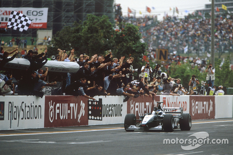 Mika Hakkinen, McLaren Mercedes pakt de zege en de wereldtitel