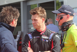 Daniele Di Amato nel paddock di Monza con i tecnici Dinamic Motorsport