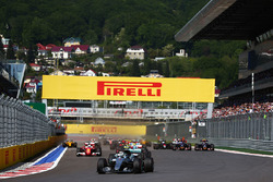 Нико Росберг, Mercedes AMG F1 Team W07 лидирует на старте гонки