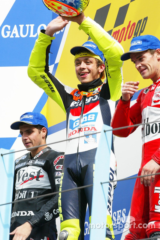 Подіум: переможець Валентино Россі, Honda Team, друге місце Алекс Баррос, Honda Pons, третє місце Карлос Чека