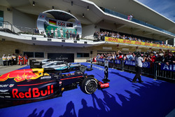 Подіум (зліва направо): Ніко Росберг, Mercedes AMG F1, друге місце; Льюїс Хемілтон, Mercedes AMG F1,