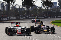 Эстебан Гутьеррес, Haas F1 Team VF-16 и Карлос Сайнс мл., Scuderia Toro Rosso STR11 - борьба за пози