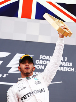 Переможець гонки Льюїс Хемілтон, Mercedes AMG F1 святкує на подіумі