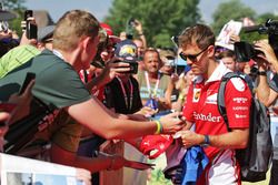Sebastian Vettel, Ferrari firma de autógrafos para los fans