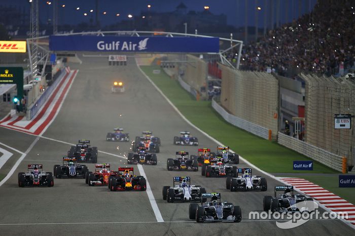 Arrancada: Nico Rosberg, Mercedes AMG F1 Team W07 líder