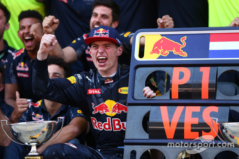 Ganador de la carrera Max Verstappen, Red Bull Racing celebra con el equipo