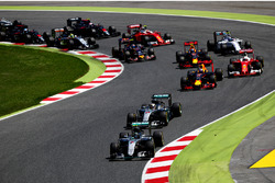 Нико Росберг, Mercedes AMG F1 W07 Hybrid едет впереди Льюиса Хэмилтона, Mercedes AMG F1 W07 Hybrid,