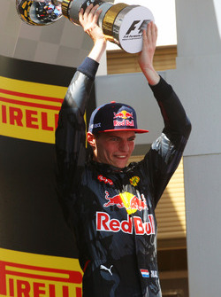 1. Max Verstappen, Red Bull Racing, feiert auf dem Podium
