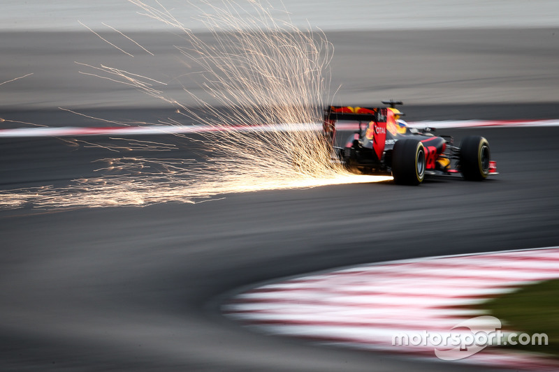 Daniel Ricciardo, Red Bull Racing RB12 sends sparks flying