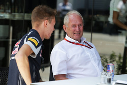 Daniil Kvyat, Scuderia Toro Rosso con el Dr. Helmut Marko, asesor de Red Bull Motorsport