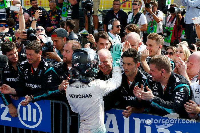 Segundo, Nico Rosberg, Mercedes AMG F1 W07 Hybrid en el parc ferme