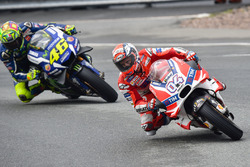 Andrea Dovizioso, Ducati Team; Valentino Rossi, Yamaha Factory Racing