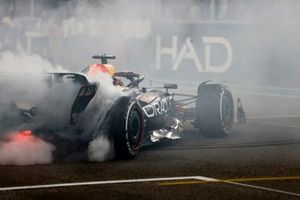 Max Verstappen, Red Bull Racing RB19, 1ª posición, realiza donuts al final de la carrera.