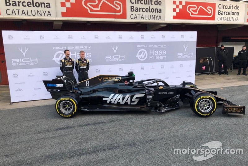 Kevin Magnussen, Haas F1 Team, Romain Grosjean, Haas F1 Team, con el nuevo Haas VF-19
