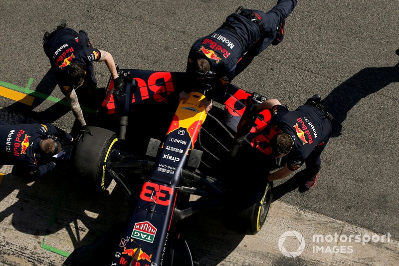 Max Verstappen, Red Bull Racing, poussé par ses mécaniciens