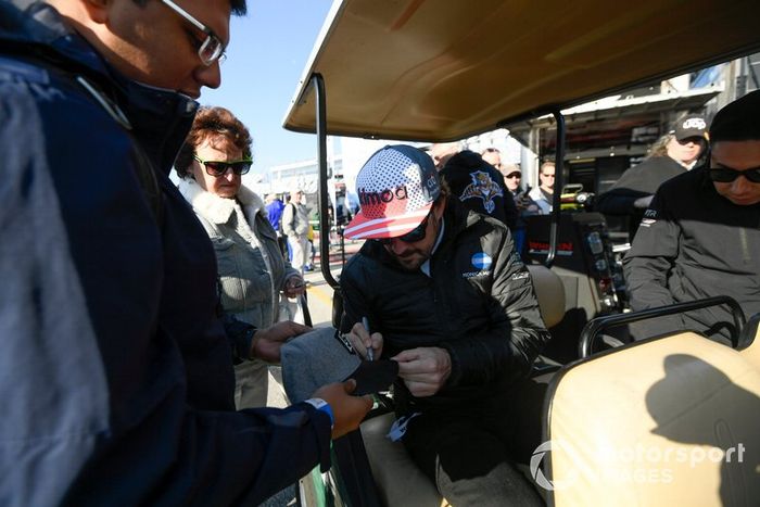 #10 Konica Minolta Cadillac DPi-V.R. Cadillac DPi, DPi:  Fernando Alonso  signing autographs on race morning.