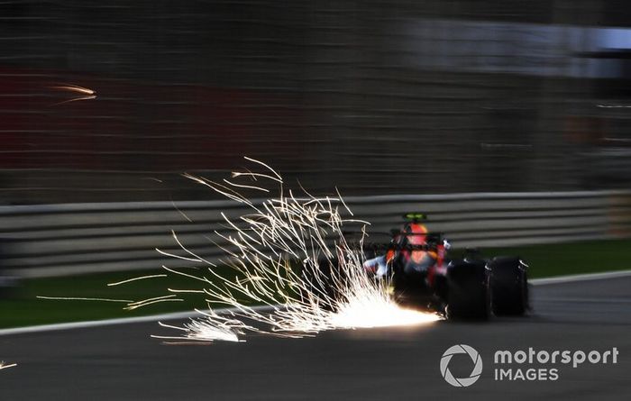 Scintille dalla monoposto di Pierre Gasly, Red Bull Racing RB15