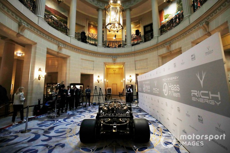 Haas F1 Team VF-18 у лівреї 2019 року