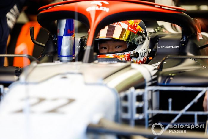 Yuki Tsunoda, AlphaTauri AT04, in the garage