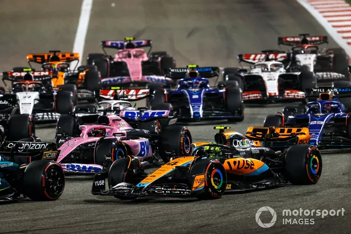 Lando Norris, McLaren MCL60, Esteban Ocon, Alpine A523, Alex Albon, Williams FW45, Yuki Tsunoda, AlphaTauri AT04, el resto de la parrilla en la salida.