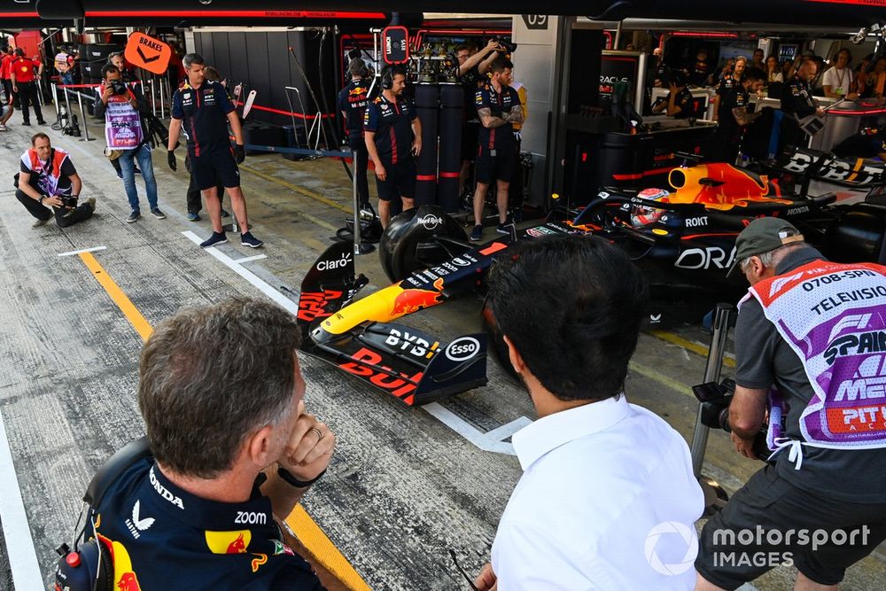 Christian Horner, director del equipo Red Bull Racing, Mohammed bin Sulayem, presidente de la FIA, hablan en el pit lane mientras Max Verstappen, Red Bull Racing RB19, sale del garaje.