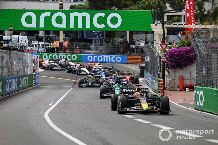 Max Verstappen, Red Bull Racing RB19, Fernando Alonso, Aston Martin AMR23, Esteban Ocon, Alpine A523, el resto de la parrilla en la primera vuelta.