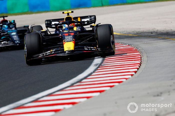 Sergio Pérez, Red Bull Racing RB19, George Russell, Mercedes F1 W14