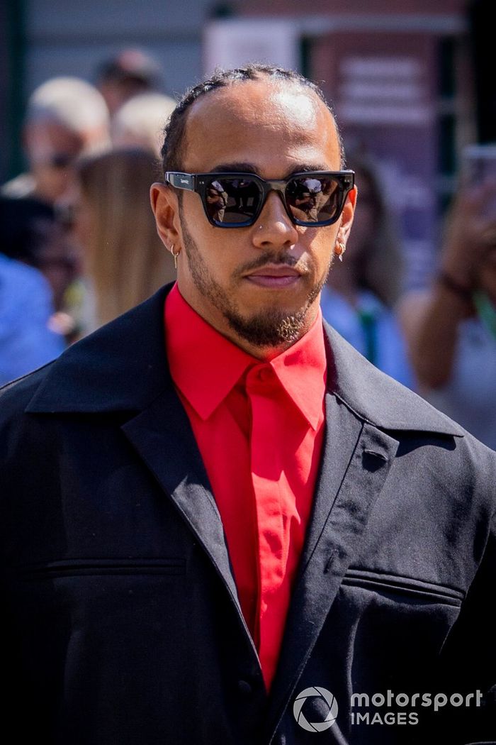 Lewis Hamilton, Mercedes-AMG, en el paddock