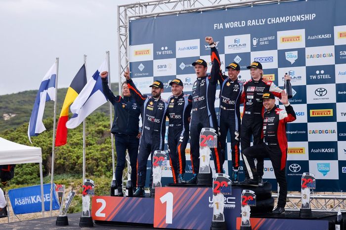 Podio: Ganador Thierry Neuville, Martijn Wydaeghe, Hyundai World Rally Team Hyundai i20 N Rally1, segundo puesto Esapekka Lappi, Janne Ferm, Hyundai World Rally Team Hyundai i20 N Rally1, tercer puesto Kalle Rovanperä, Jonne Halttunen, Toyota Gazoo Racing