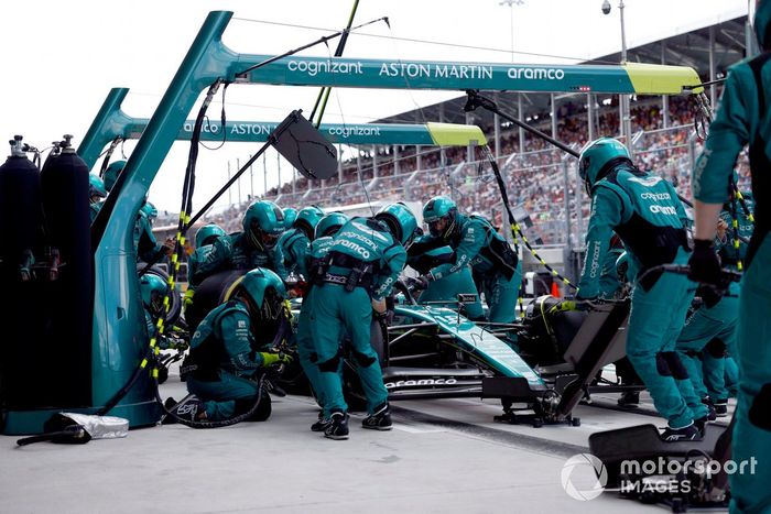 Lance Stroll, Aston Martin AMR23, hace una parada