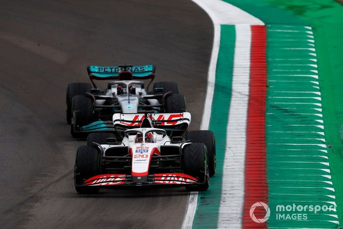 Kevin Magnussen, Haas VF-22, George Russell, Mercedes W13
