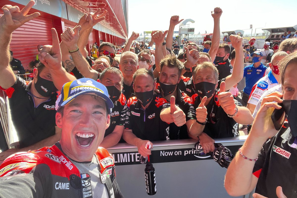 El ganador Aleix Espargaró, Aprilia Racing con el equipo