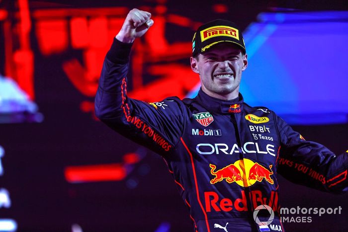 Max Verstappen, Red Bull Racing, 1ª posición, lo celebra en el podio