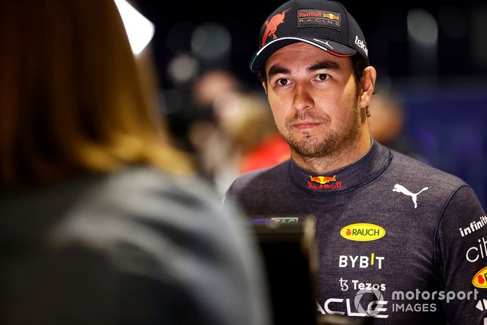 El hombre de la pole, Sergio Pérez, de Red Bull Racing, es entrevistado tras la clasificación