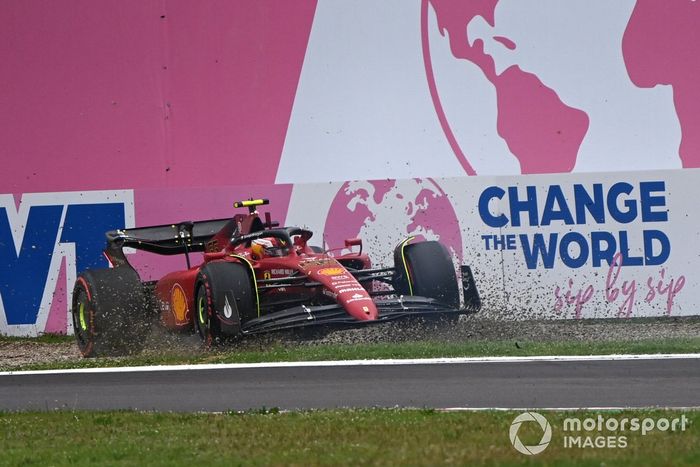 Carlos Sainz Jr, Ferrari F1-75, hace un trompo en la Q2