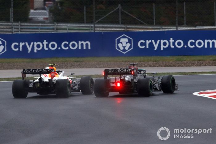 Lewis Hamilton, Mercedes W12, batalla con Sergio Pérez, Red Bull Racing RB16B