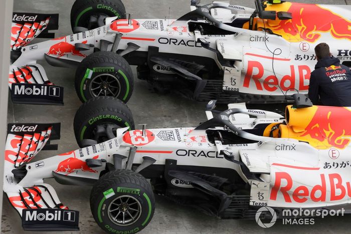 Los coches de Max Verstappen, Red Bull Racing RB16B, 2ª posición, y Sergio Pérez, Red Bull Racing RB16B, 3ª posición, en Parc Ferme