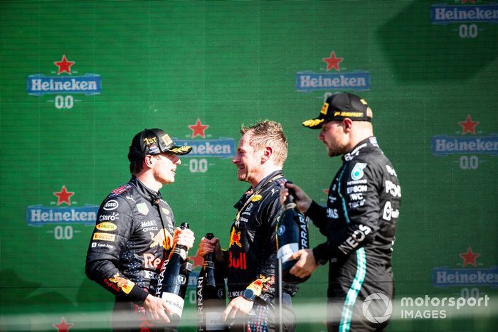 Podio: ganador Max Verstappen, Red Bull Racing, tercer lugar Valtteri Bottas, Mercedes
