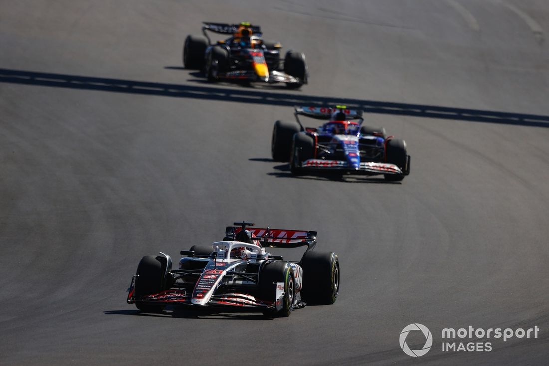 Kevin Magnussen, Haas VF-24, Yuki Tsunoda, RB F1 Team VCARB 01