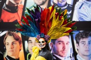 Una mujer maquillada de Calaveras en el Paddock