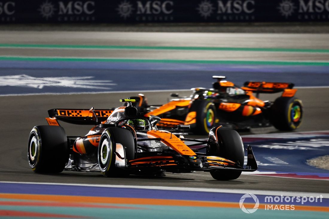 Lando Norris, McLaren MCL38, lidera Oscar Piastri, McLaren MCL38
