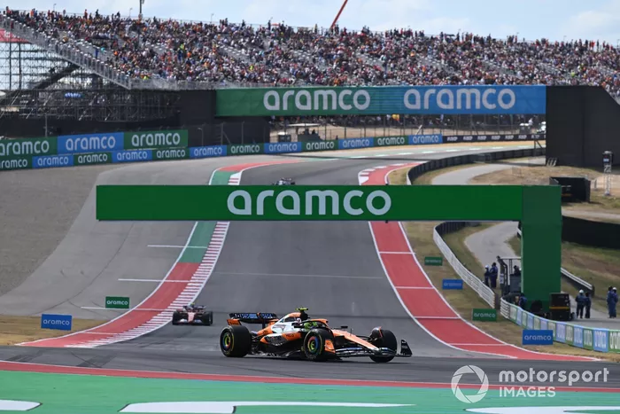 Lando Norris, McLaren MCL38, Carlos Sainz, Ferrari SF-24