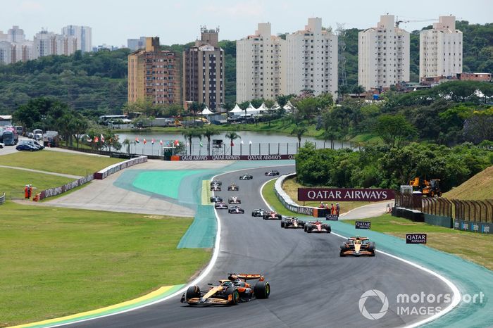 Oscar Piastri, McLaren MCL38 Lando Norris, McLaren MCL38, Charles Leclerc, Ferrari SF-24, Max Verstappen, Red Bull Racing RB20, y el resto de la parrilla en la primera vuelta.